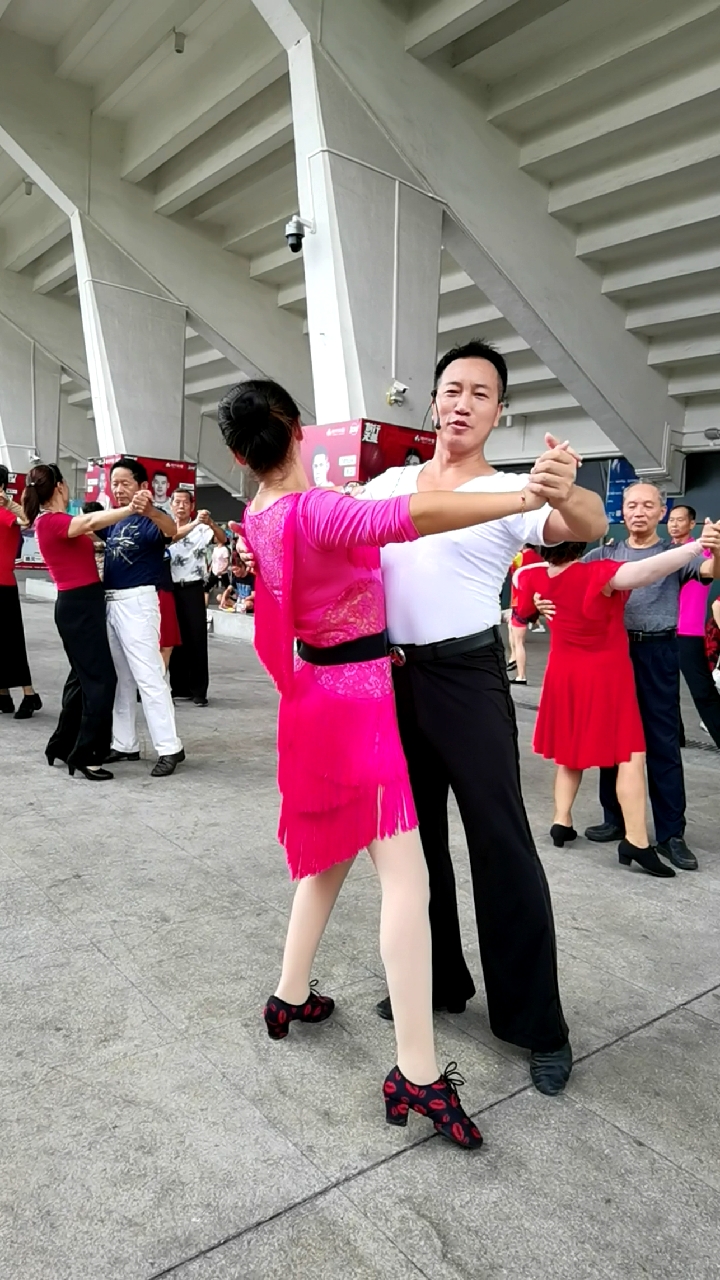 我跳舞时最快乐#歌美人美舞更美,交谊舞慢三《山茶花》献给家人们