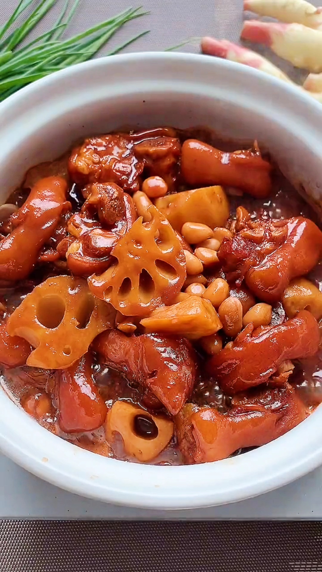 美食#马上周末了给孩子做个红烧猪脚,加入了莲藕和花生米,这样做的