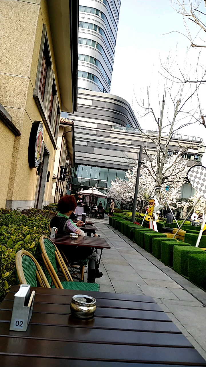 这里就是上海中山公园来福士广场一角,前一段时间去逛逛时随意拍了几