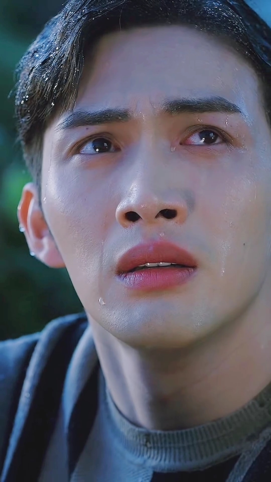 张彬彬#秦放独自在屋外淋雨痛哭的这场戏真的看哭我了