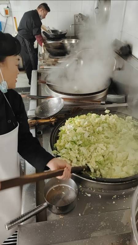 老板太厉害了招了一位女大厨炒大锅菜听说一个人供养了2个大学生大家