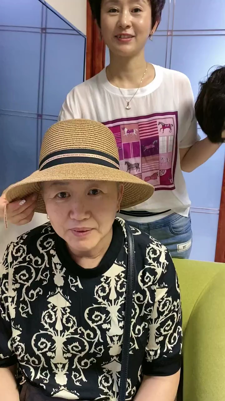 我要上热门#阿姨摘下帽子一瞬间,我们都惊呆了.