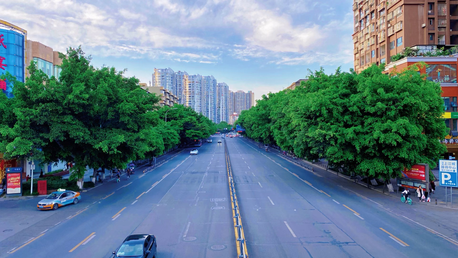 旅游进行时#城市街景记录:四川绵阳涪城区长虹大道中段