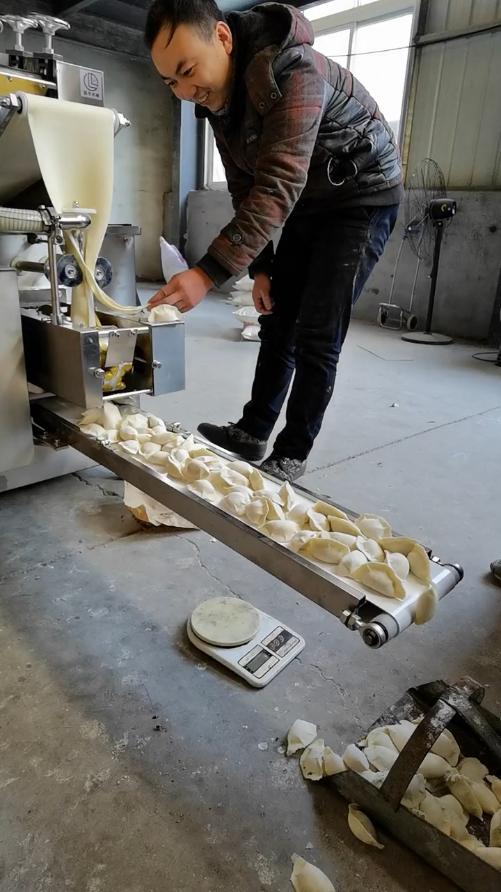 这台全自动饺子机真不错,一小时出好几千个
