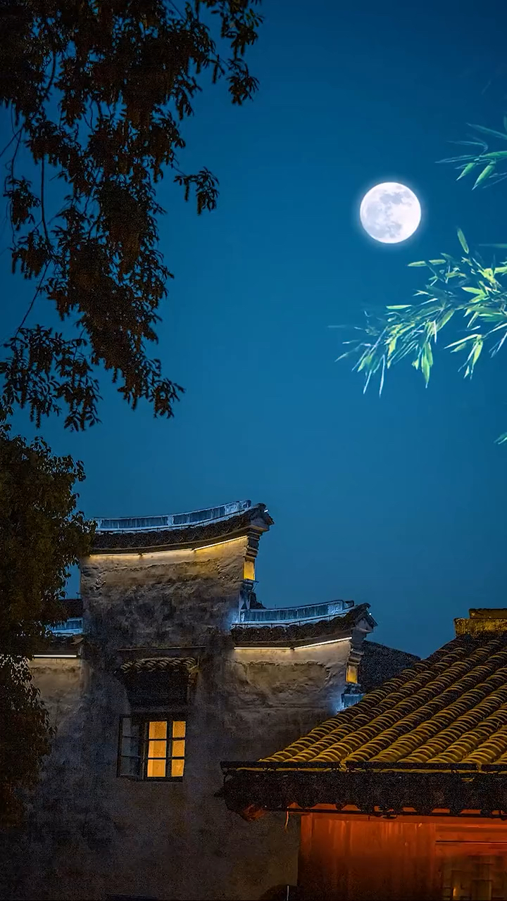 一轮明月挂长空,红墙碧瓦也分明.微风轻吹瘦竹动,吓得小脚挪不动.