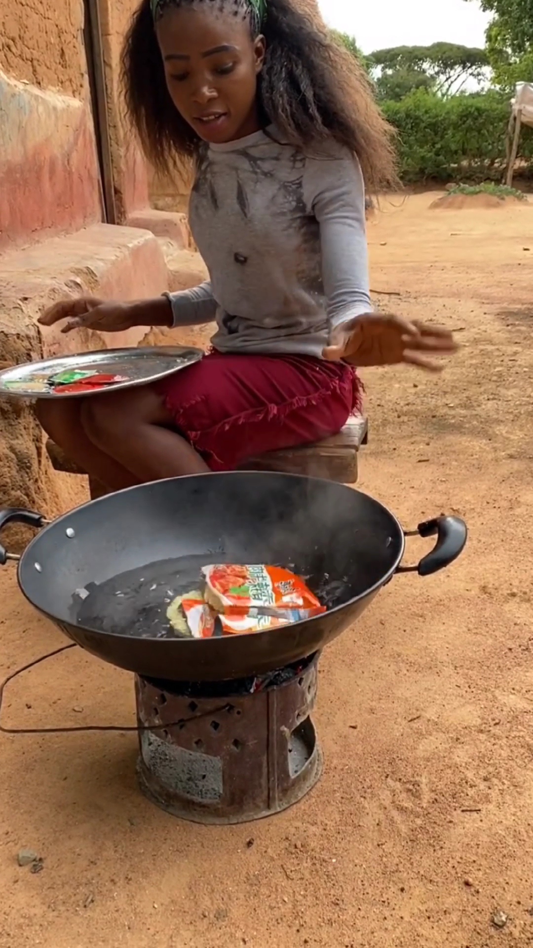 非洲妹做饭,搞里头