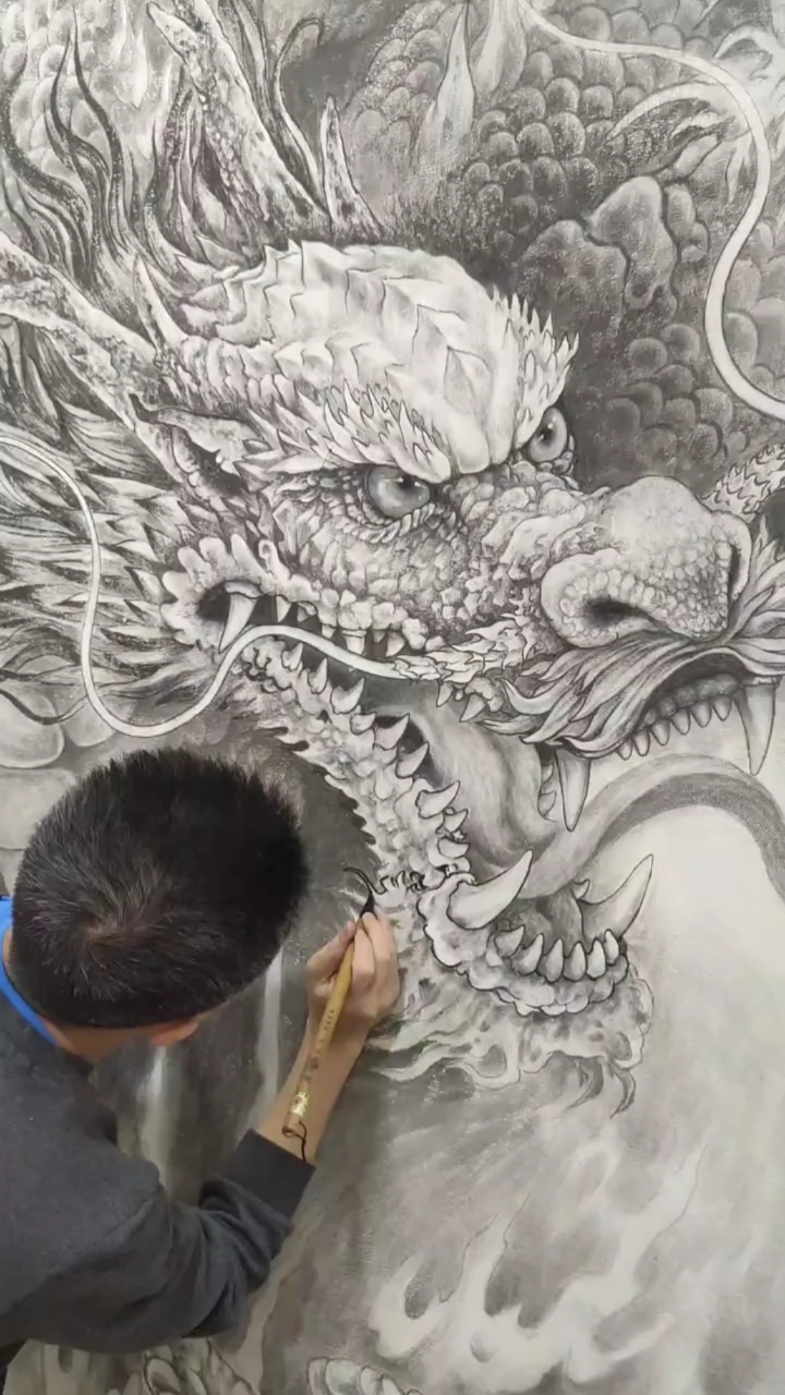 甘肃龙宝斋书画艺术定制作品巨幅3米乘3米水墨龙创作现场感谢北京朋友