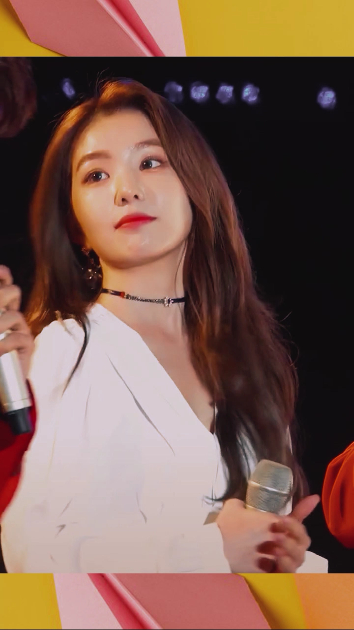 明星#裴珠泫回眸一笑陶醉我心!看来这是爱的感觉