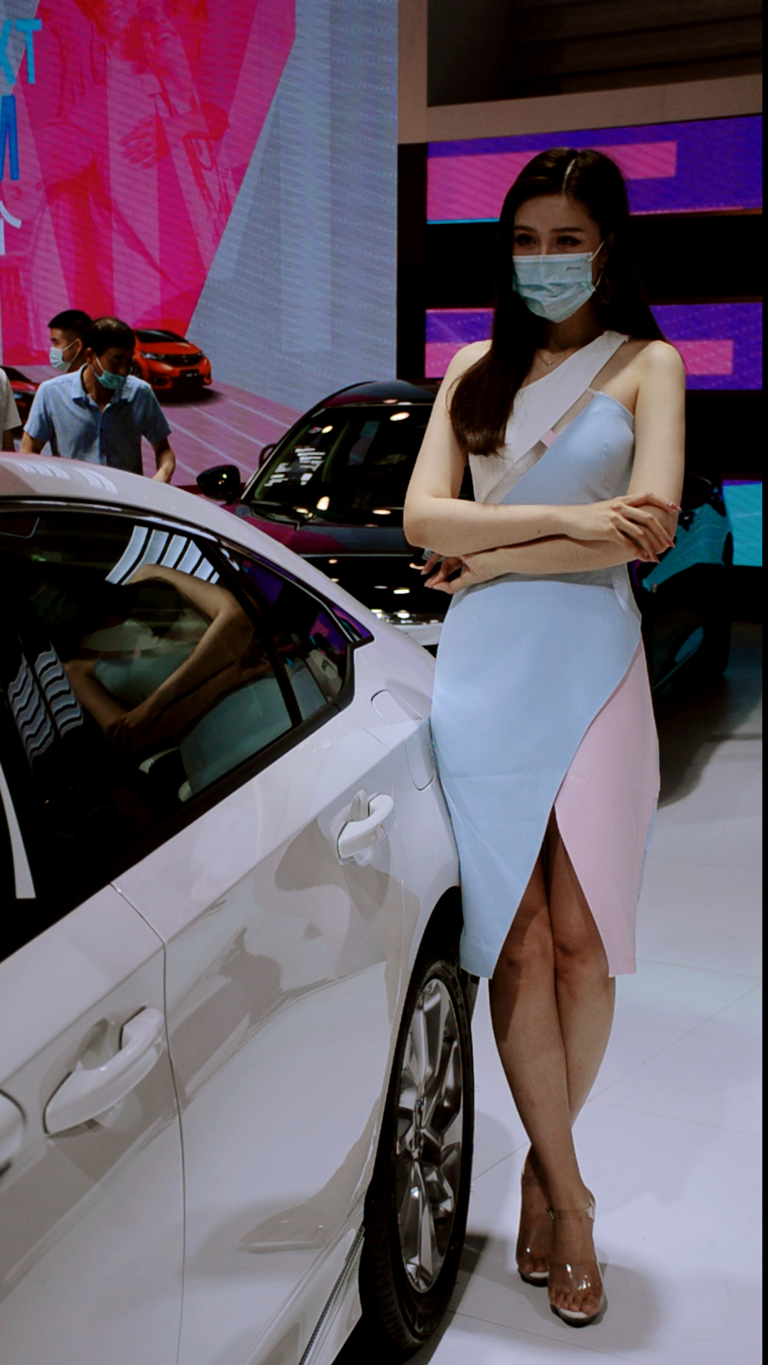 美女车模#戴口罩展示的车模你们喜欢吗?
