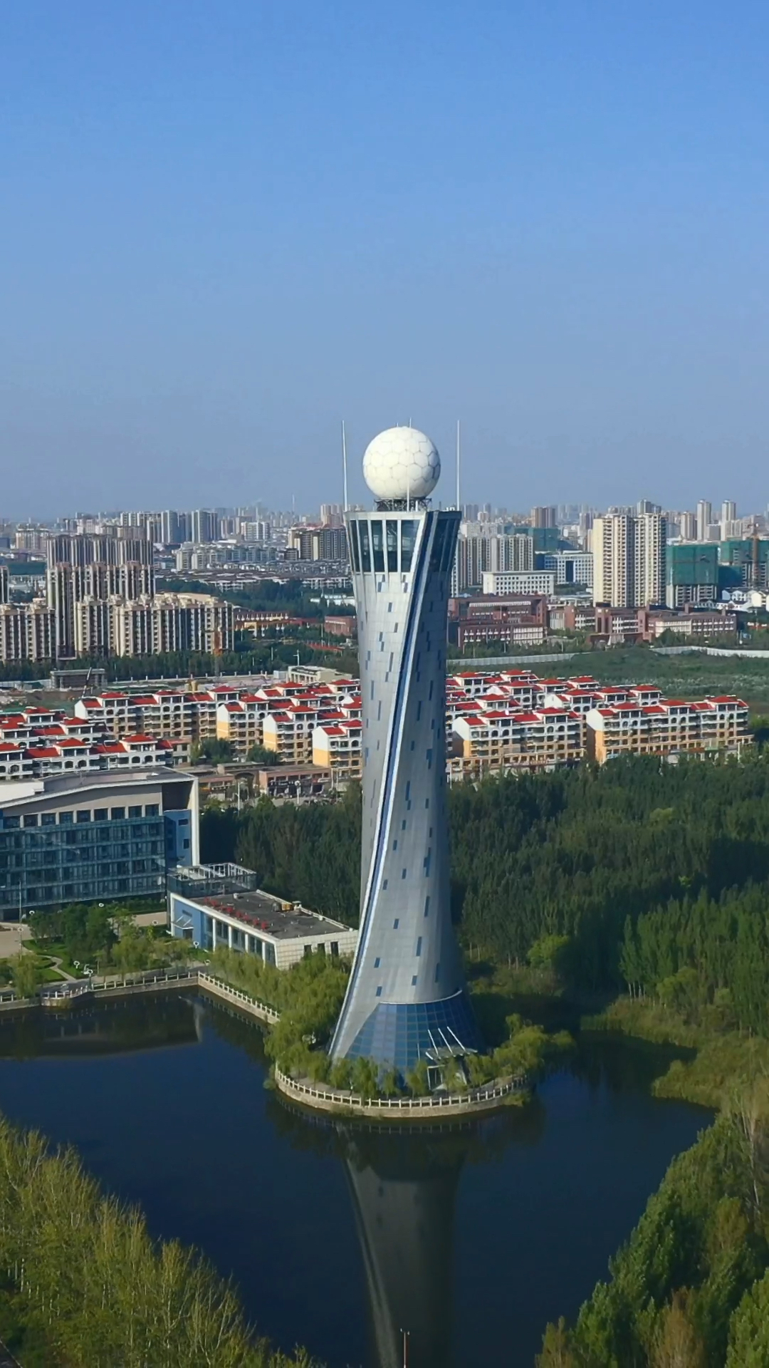 山东滨州发现一别致的建筑物细小的楼体上放着足球不知有何寓意