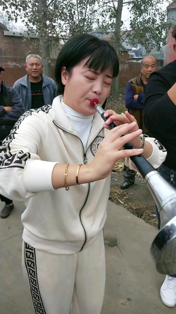 段莎莎不愧是民间唢呐女高手