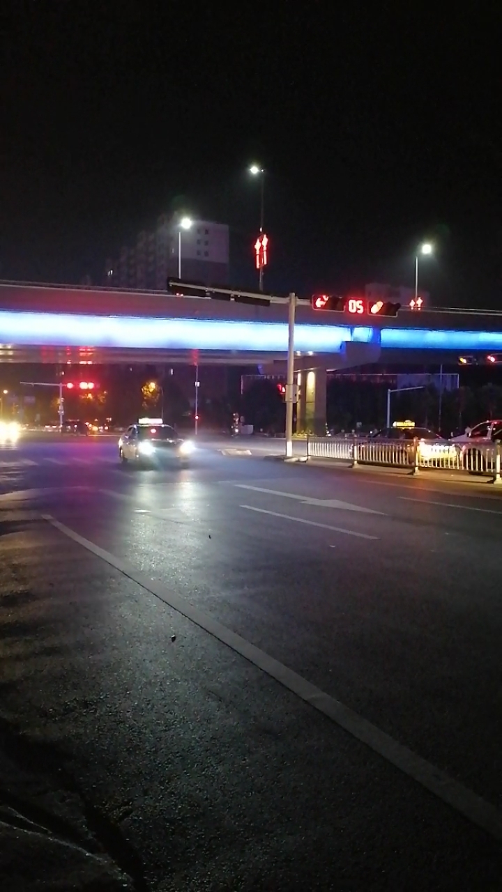 济宁火炬路上的高架桥,会根据红绿灯指示变换不同的颜色灯光!
