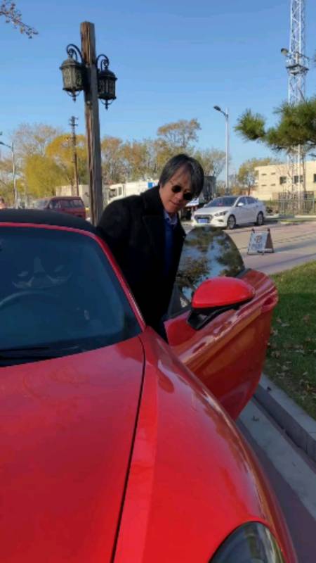 周星驰周星星#星爷今天又换豪车了!我们的星爷太帅了!