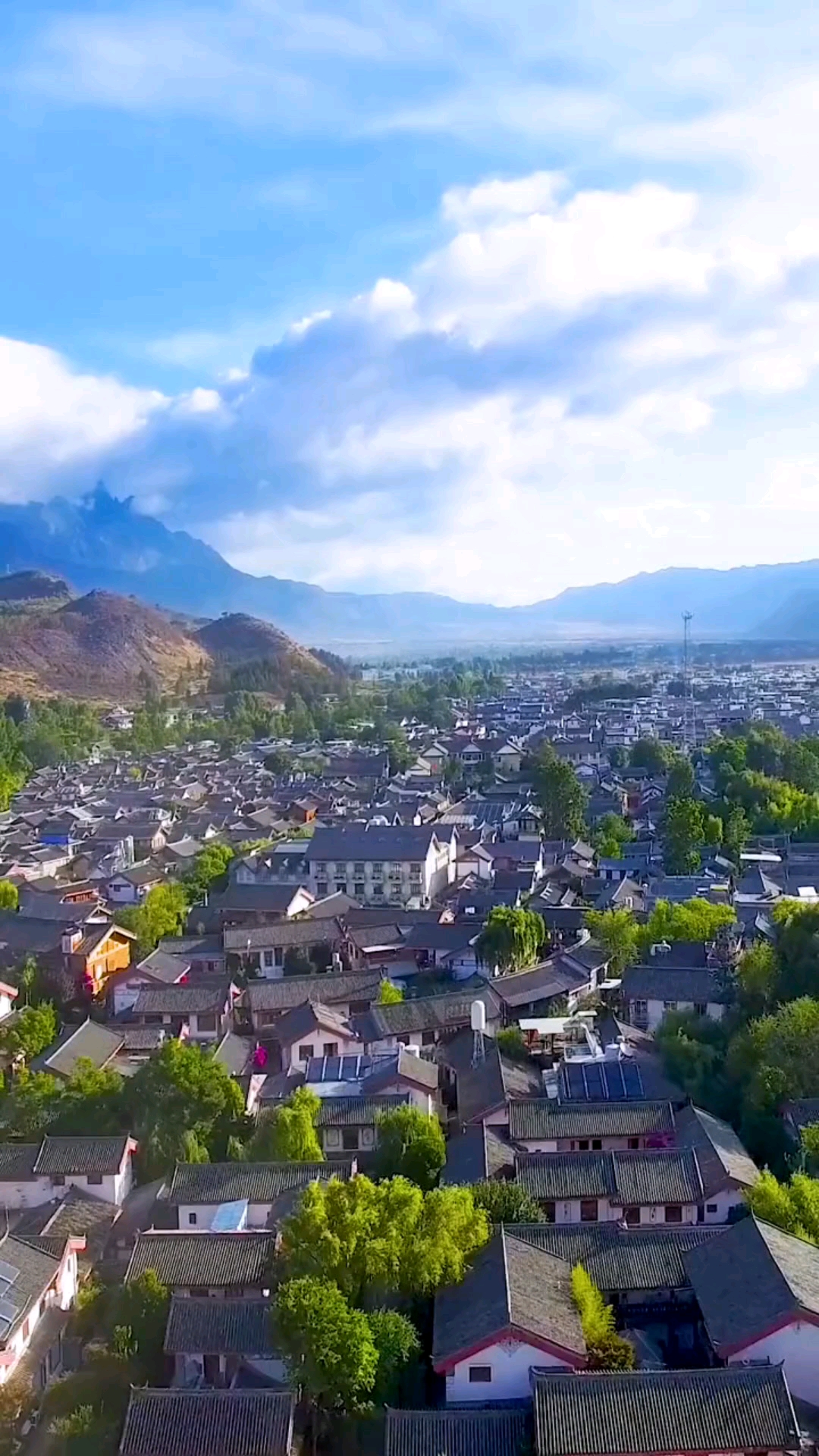 丽江:古城区,又名大研镇.保存着最完整的古城之一.