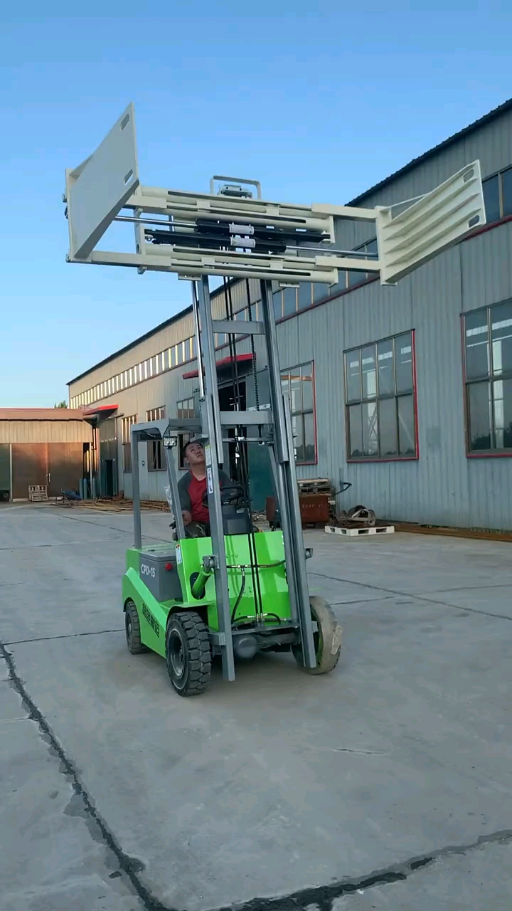 电动搬运叉车,配装抱叉.