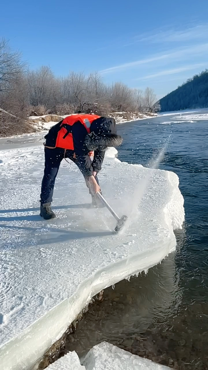 记录生活#大河砸冰找鱼