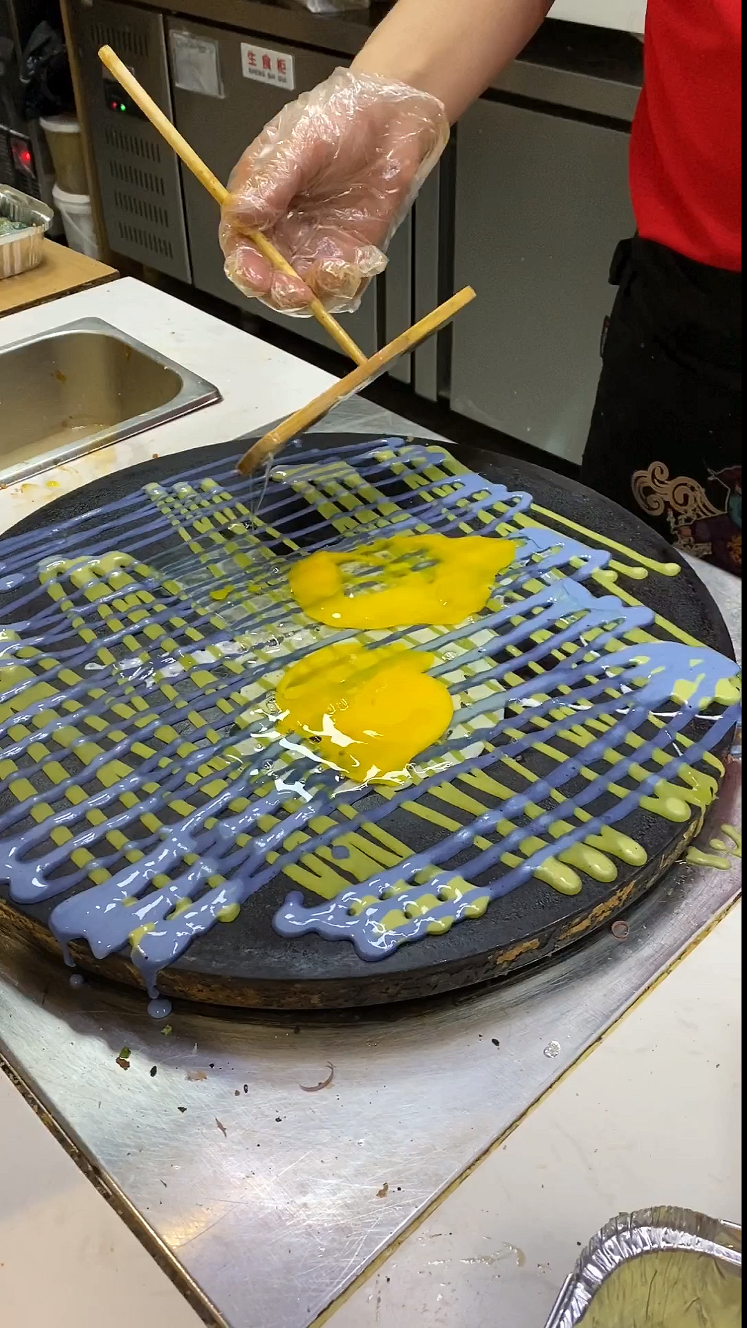 老婆新设计的网格煎饼,一上午50斤面粉都用完了,做餐饮还得有特色