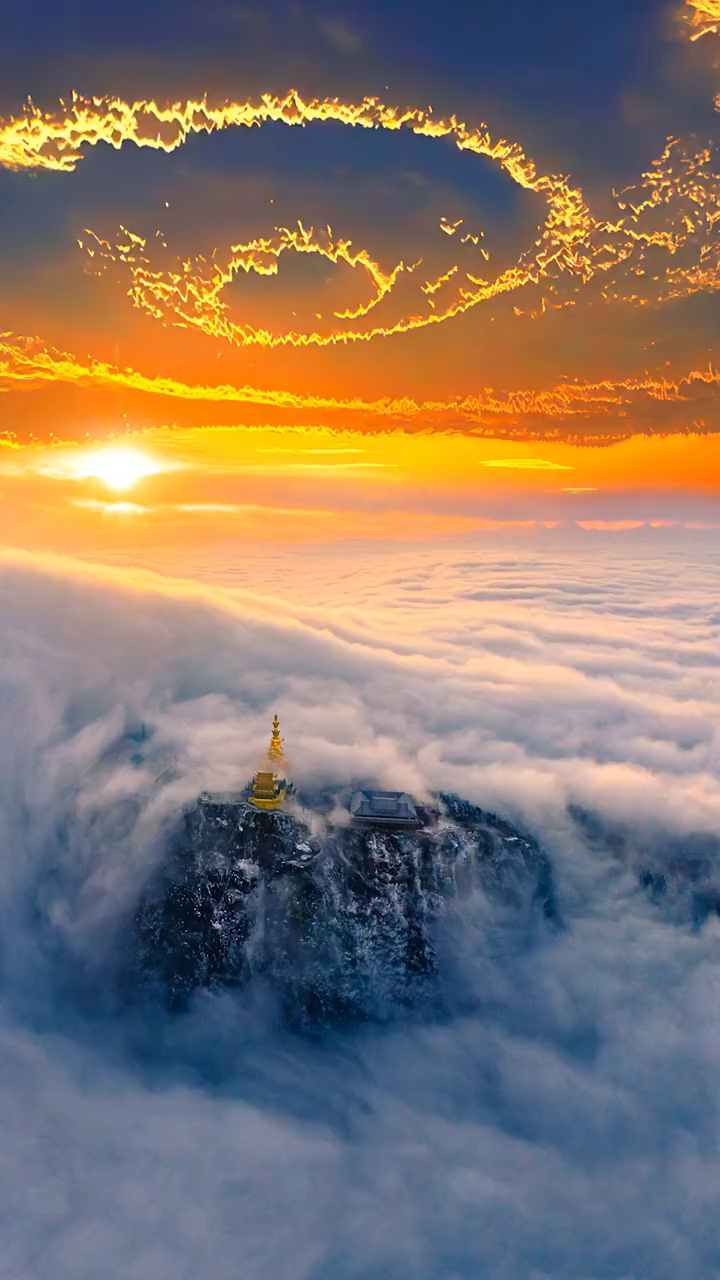 美丽新中国#为了拍峨眉山金顶,无人机不幸掉入山崖,此作品价值一投