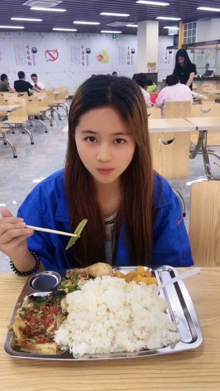 最近厂里来了一个乡下女生,来自于江西今年19岁,进厂后立马引来了很多