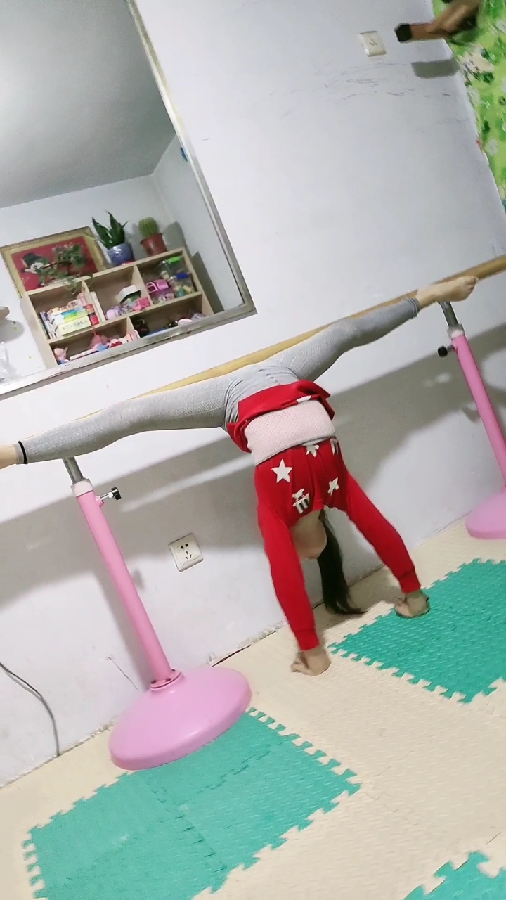 我是体能王#倒立一字马练起来