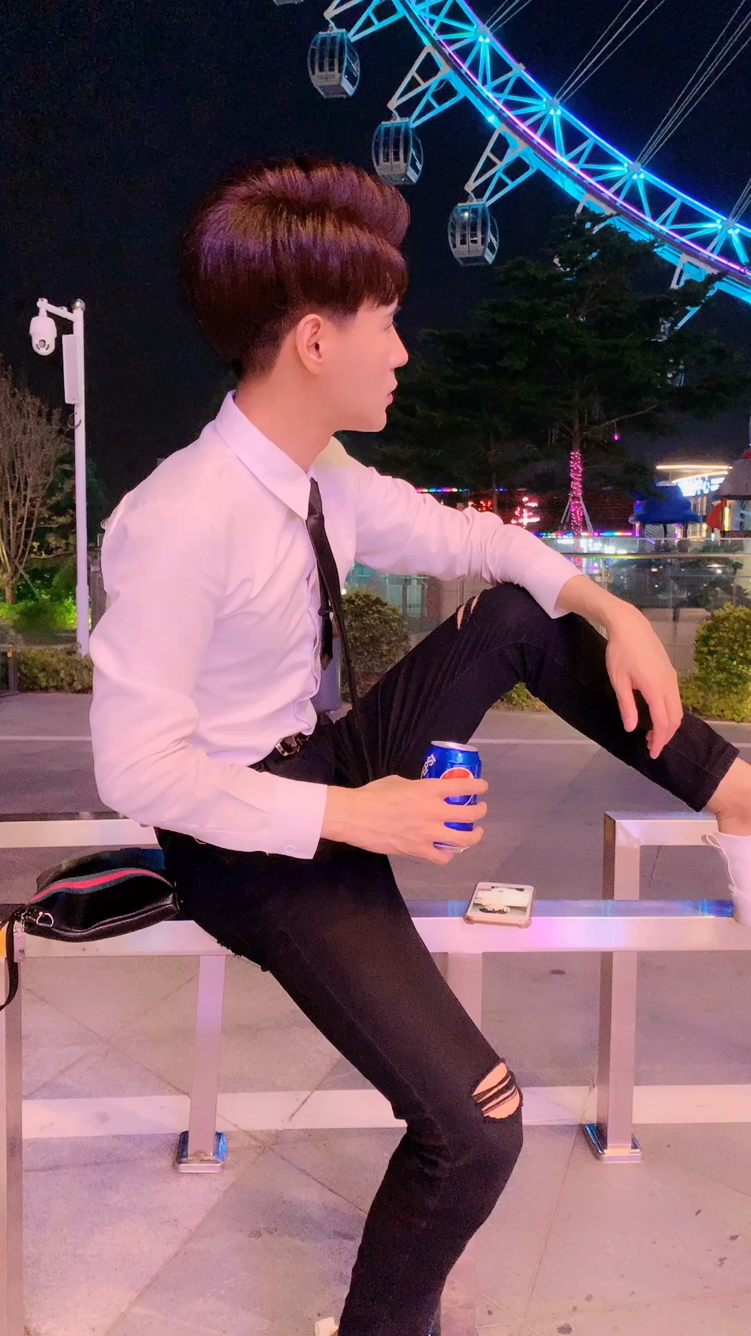 白衣单身帅哥不开心了.