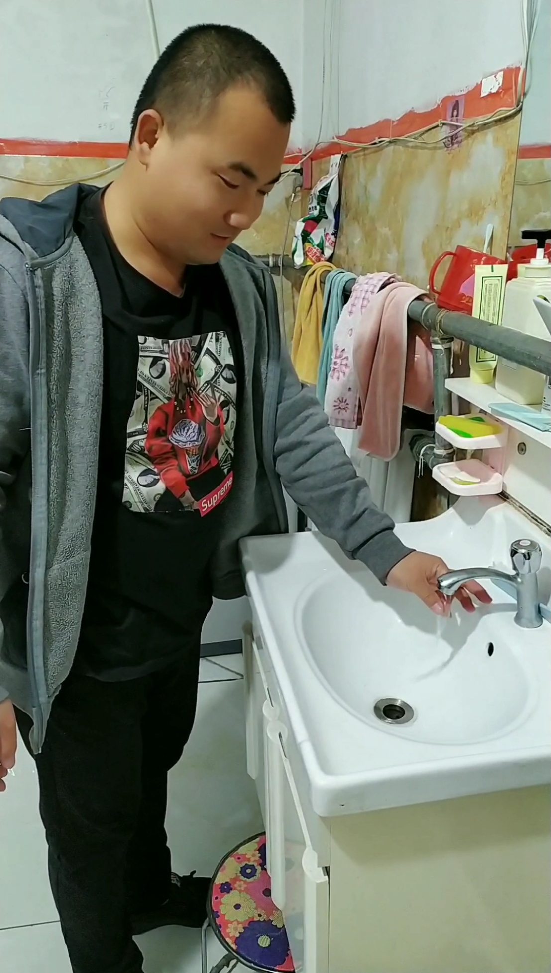 冬天快到了,据说男生上完厕所都是这样洗手