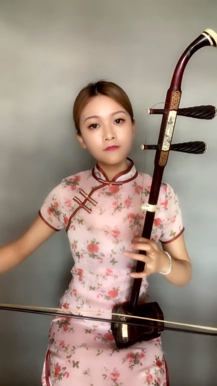 迷惑行为大赏旗袍美女二胡拉奏少年壮志不言愁琴声悠扬