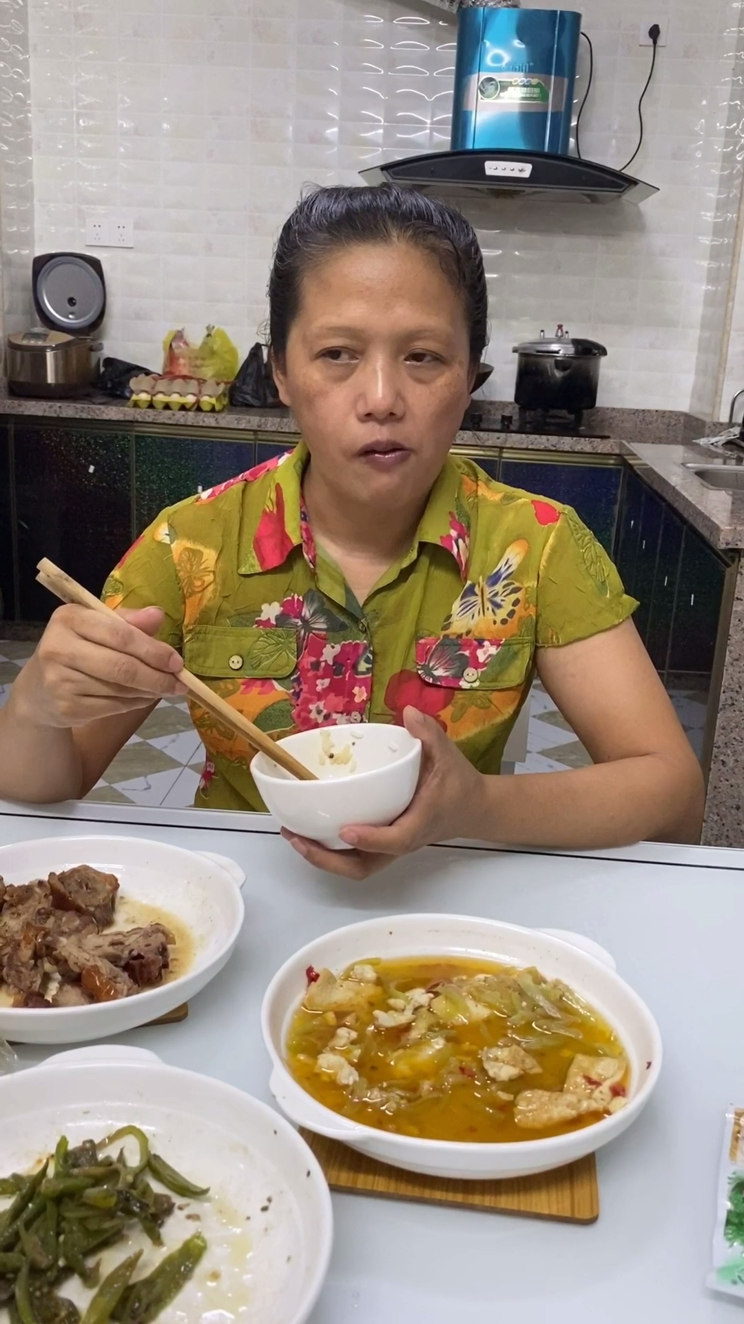 当家庭主妇十多年变成黄脸婆,化个妆找工作,你们说我这样应聘会成功吗