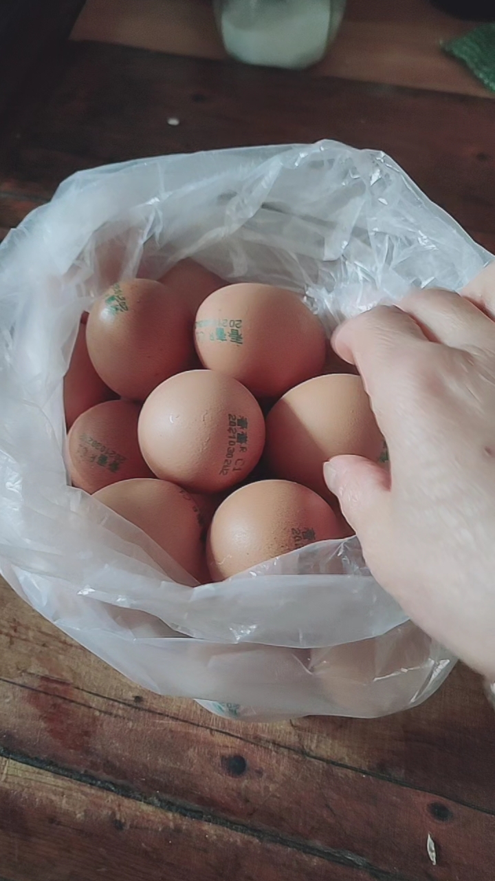 老公的儿子要吃煮鸡蛋,隔壁老王送来一袋子,可他家的下的蛋怎么跟别人