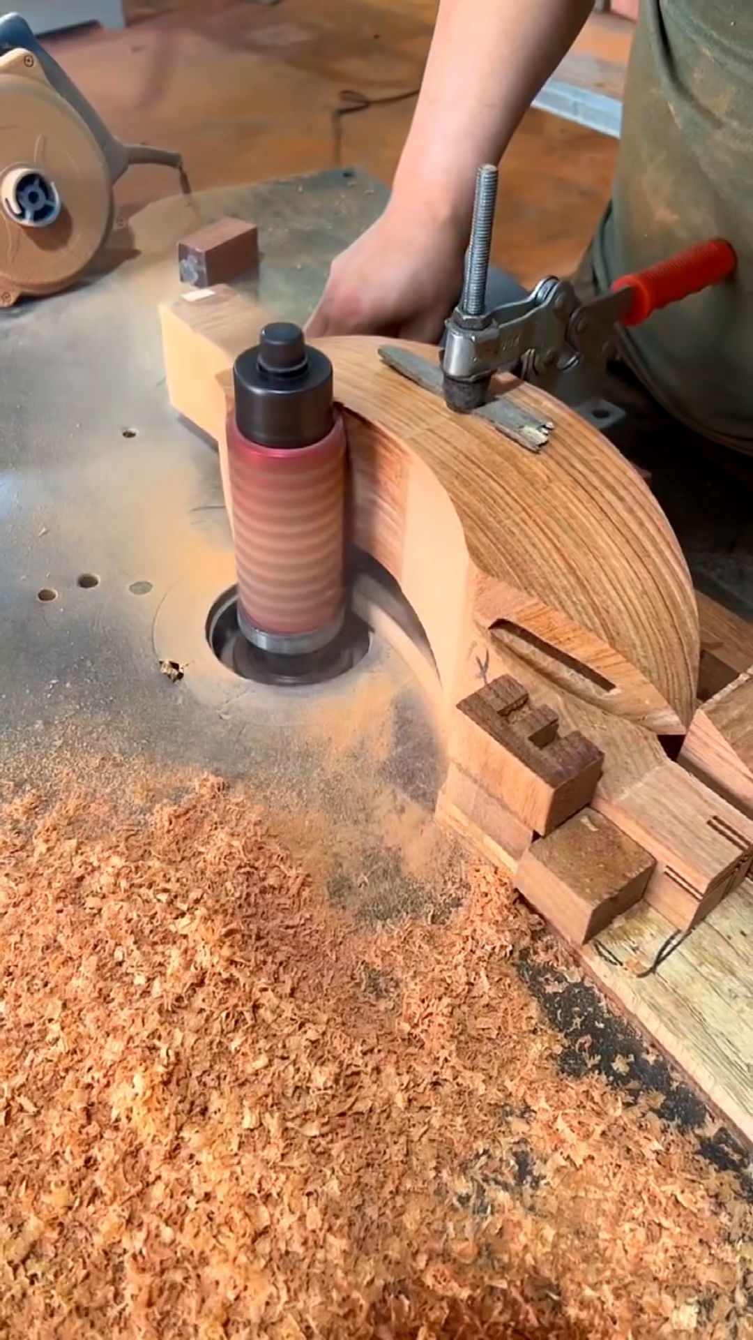 红木家具制作过程红木家具腿料边角打磨处理让表面纹理更加光滑细腻