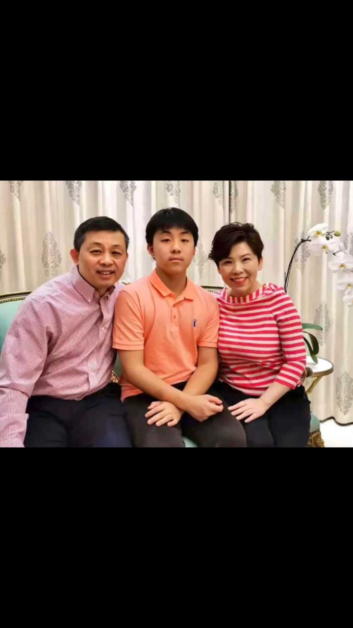 邓亚萍罕晒全家福!老公头发泛白显苍老,15岁儿子嘴角胡茬好成熟