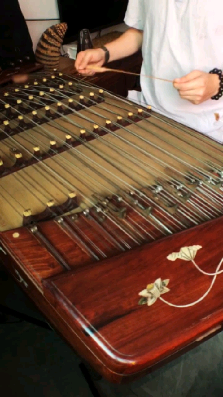 扬琴弹奏:《探清水河》.