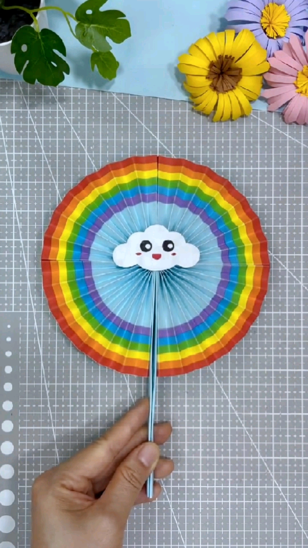 手工制作天气越来越热做一个彩虹小扇子凉快一下吧