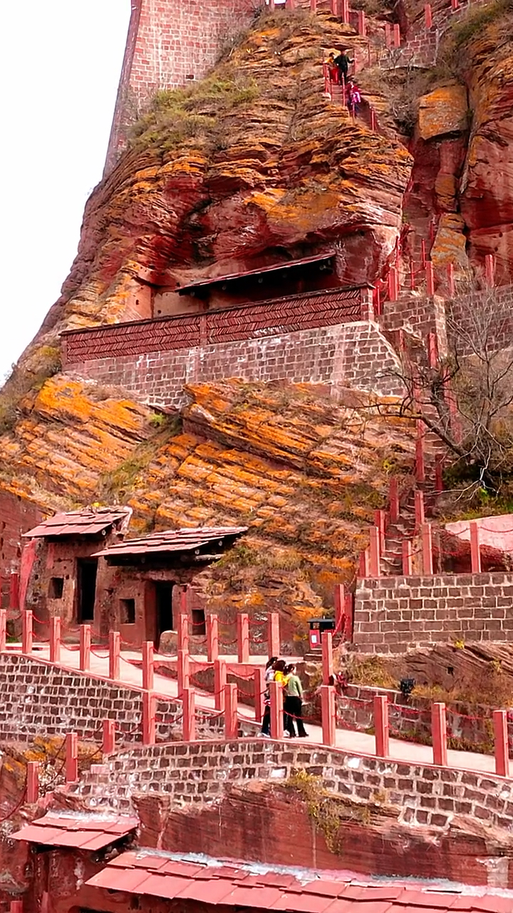 整座山被掏空,可同时容纳上千人居住,神奇的永宁古寨