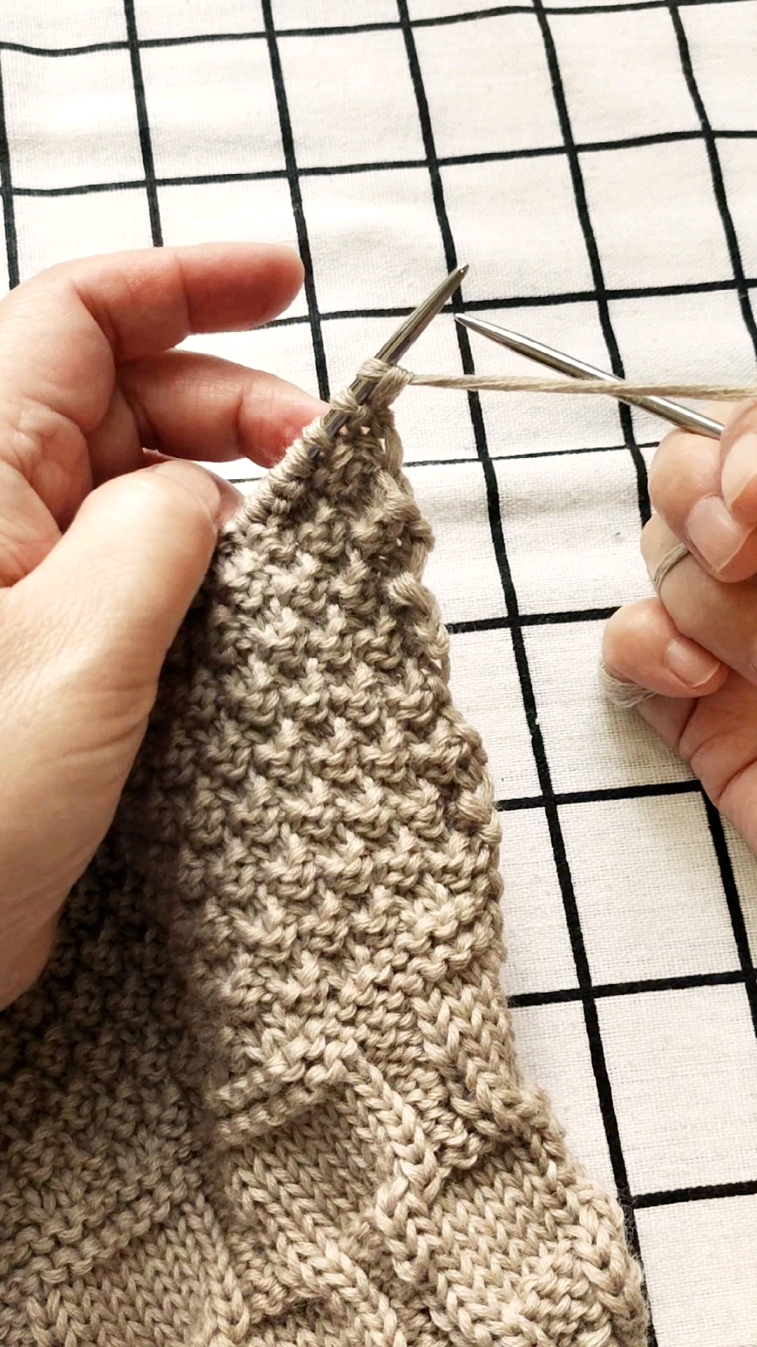 纯手工编织毛衣#袖子两边加针方法.