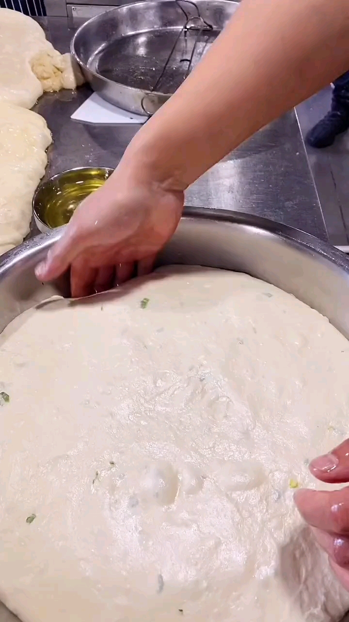 油饼制作铁盘油饼的手法一学就会一做就废