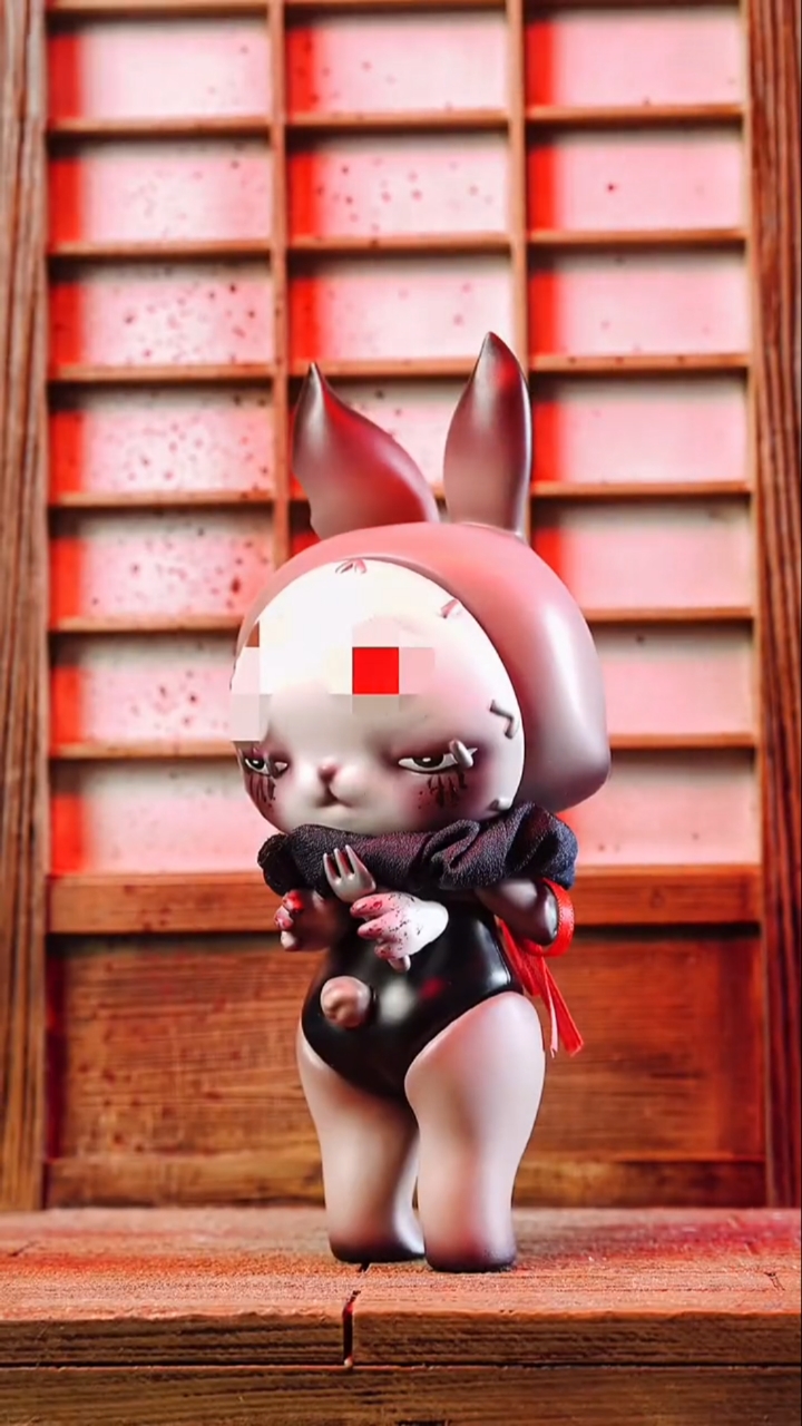 花了两千多的潮玩兔子居然有两张脸有人知道为什么吗