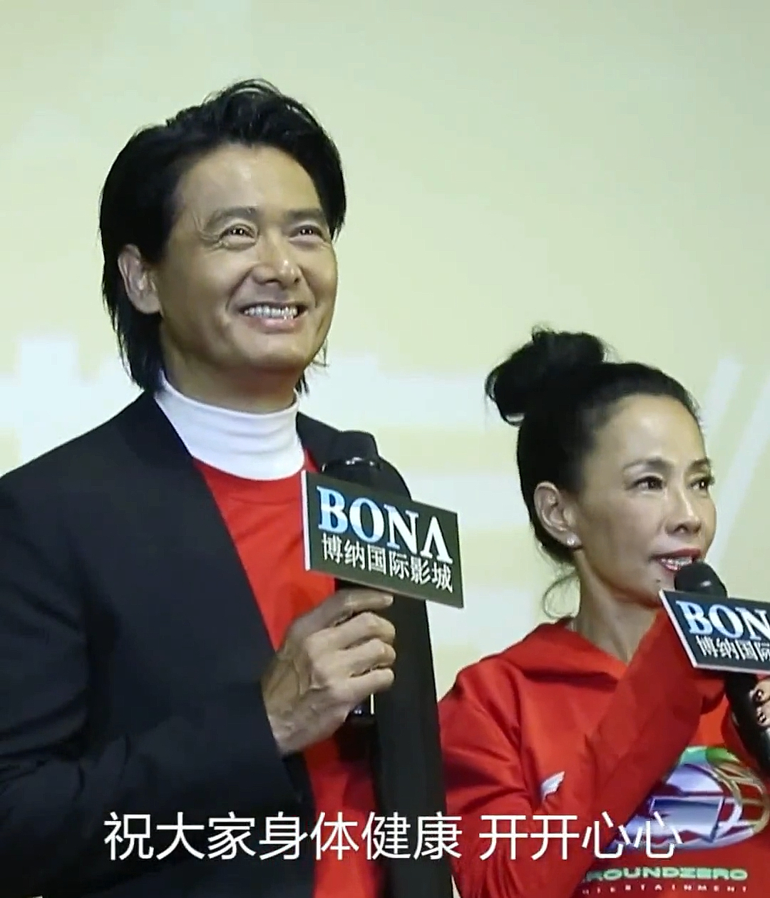 周润发#久违出息活动,刚刚过完67岁生日的他依旧帅气.