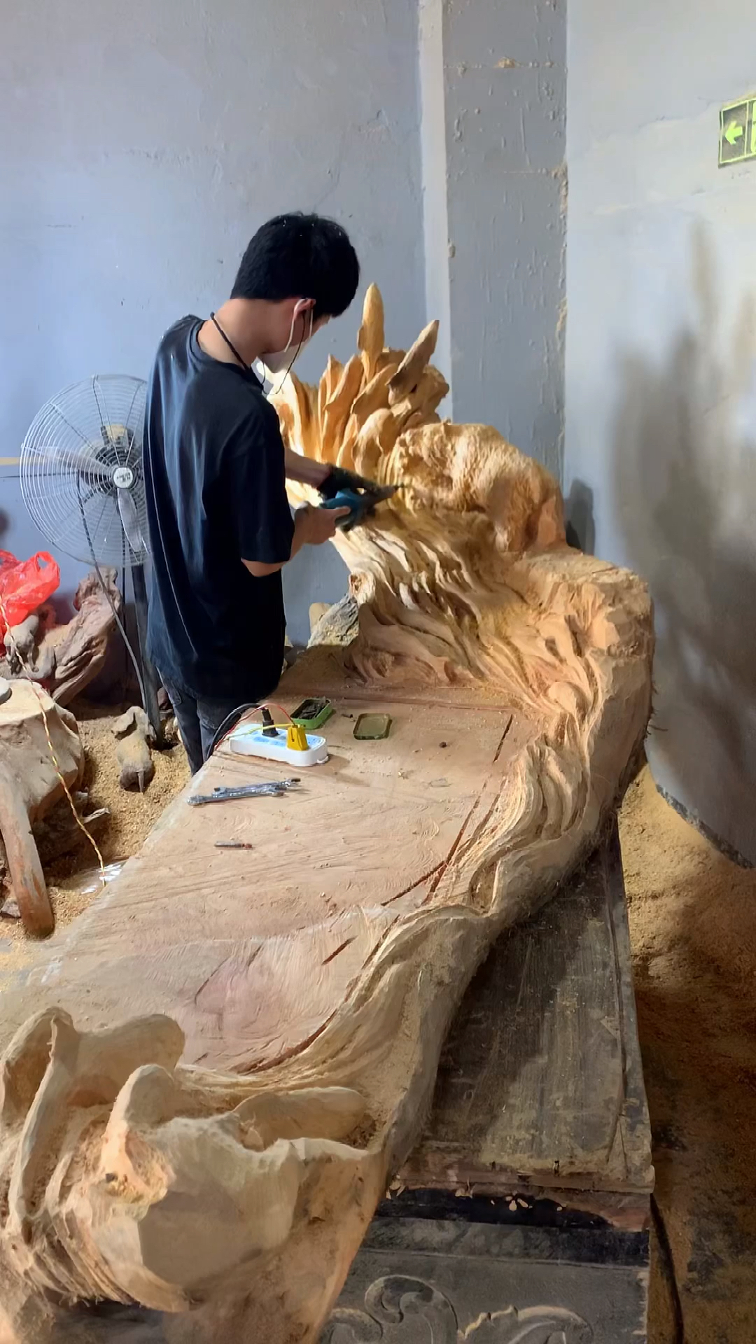 木雕制作过程根雕茶桌年年有余