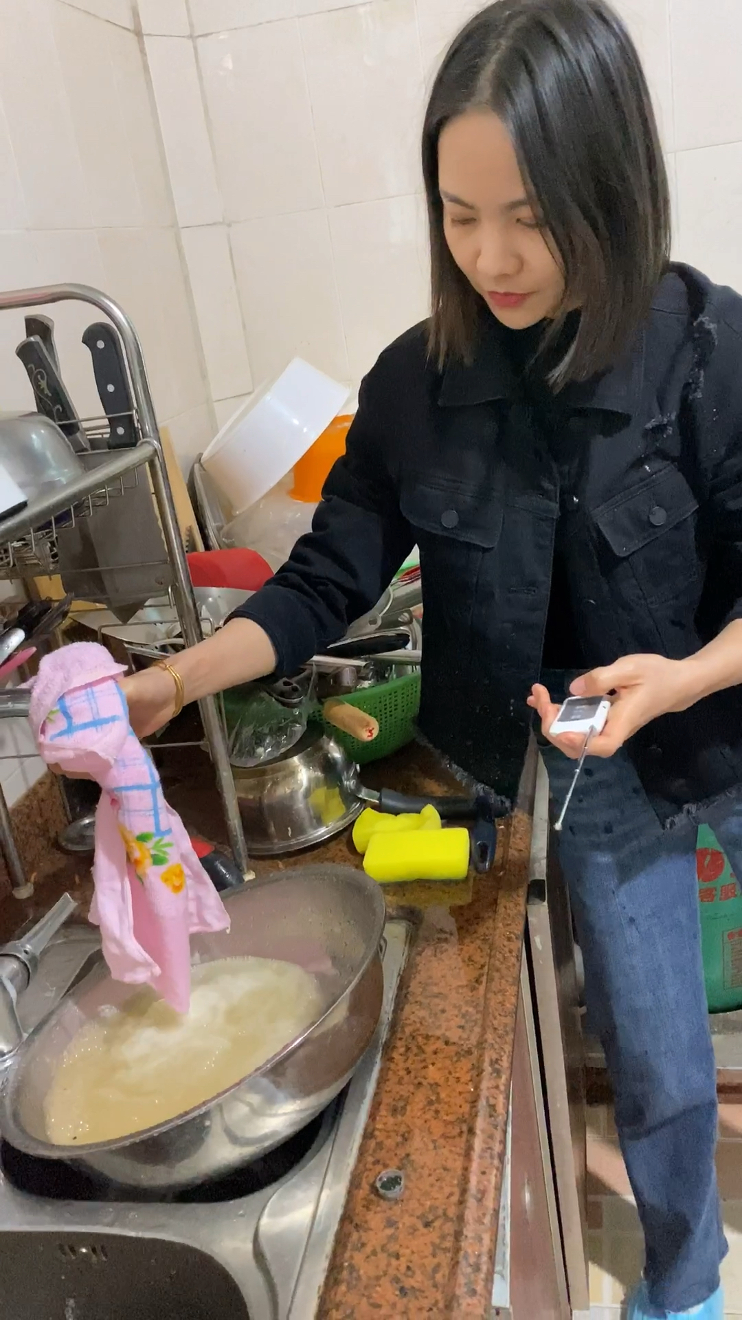 三年前的打工妹,如今起早贪黑一路赶着青洗,今年还了外债,还买了一辆