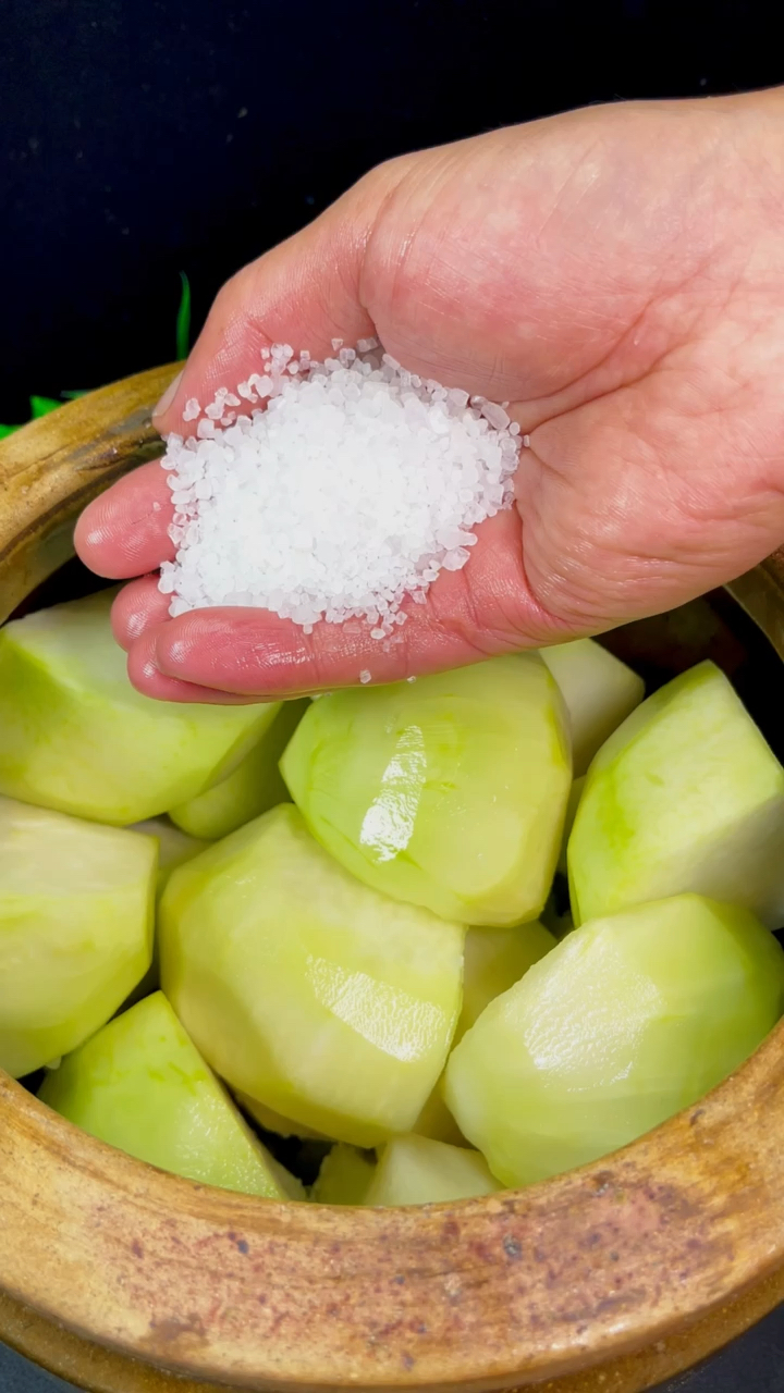 家乡特色美食腌卜留克咸菜的做法