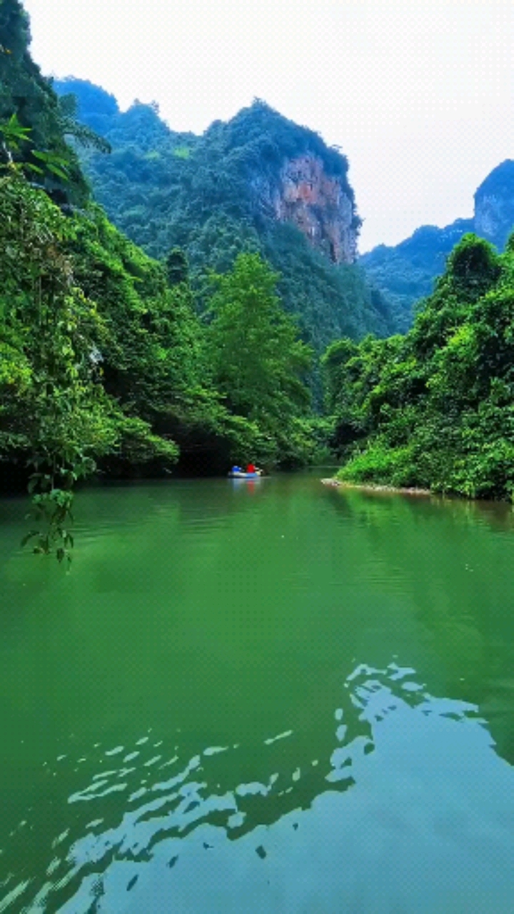广西靖西古龙山大峡谷.