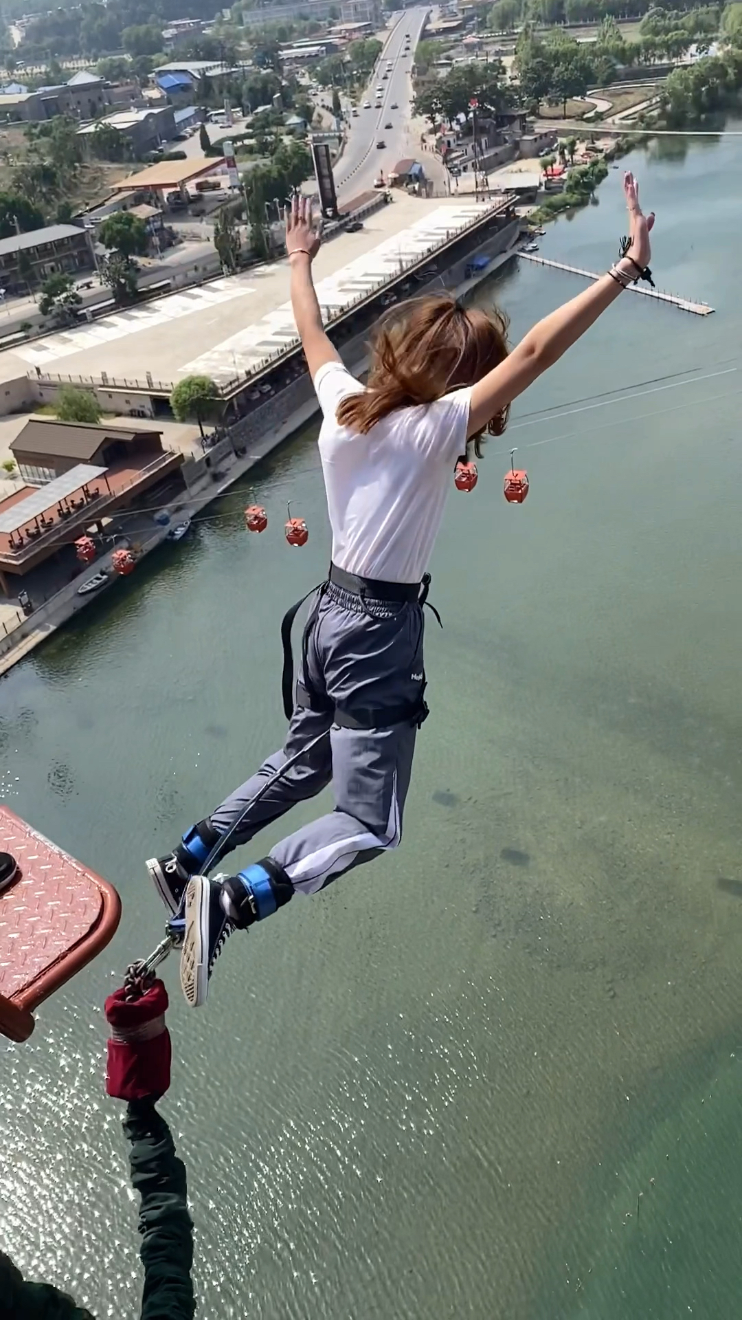 蹦极的女孩儿今天的烦恼会在这一跃以后都跑掉