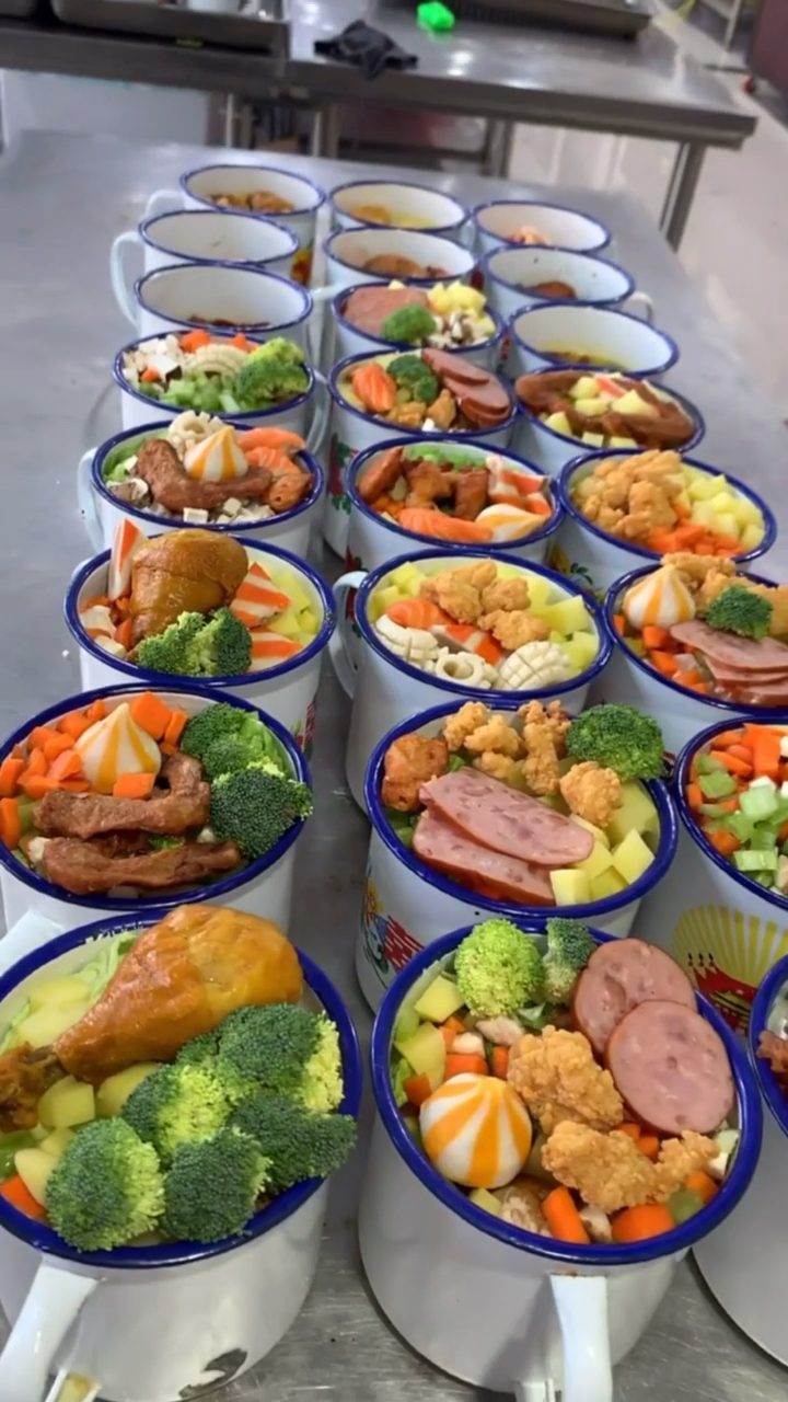 茶缸饭年过完了不想外出打工学个手艺摆摊茶缸饭刚开始怕不行谁知生意