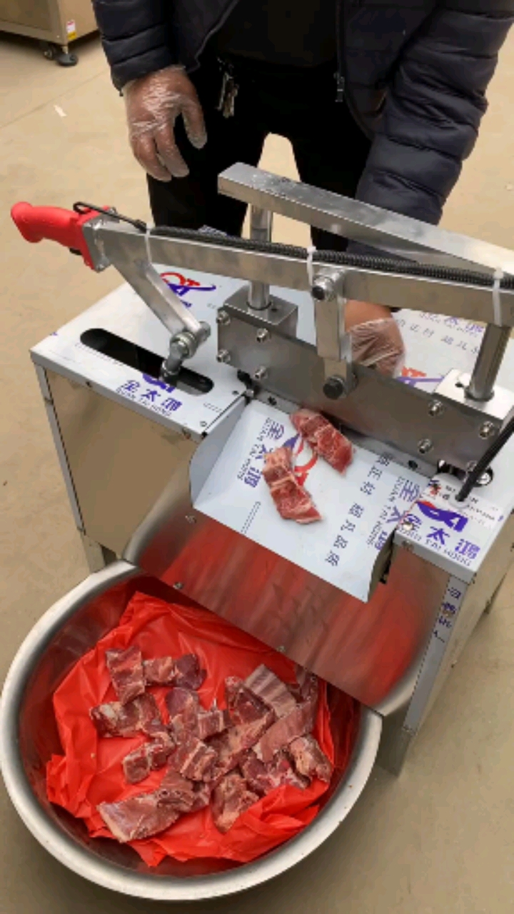 适用于剁切各种冻肉猪骨羊骨牛骨等可手动剁切也可一键变自动剁切速度