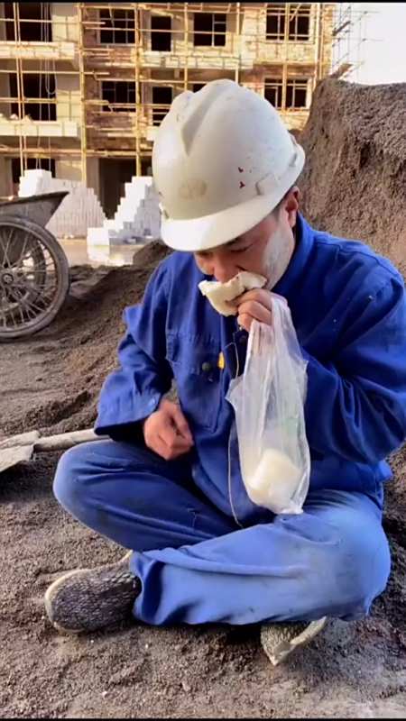 有一种男人,宁愿自己在工地啃馒头喝矿泉水,也不会让心爱的女人受苦