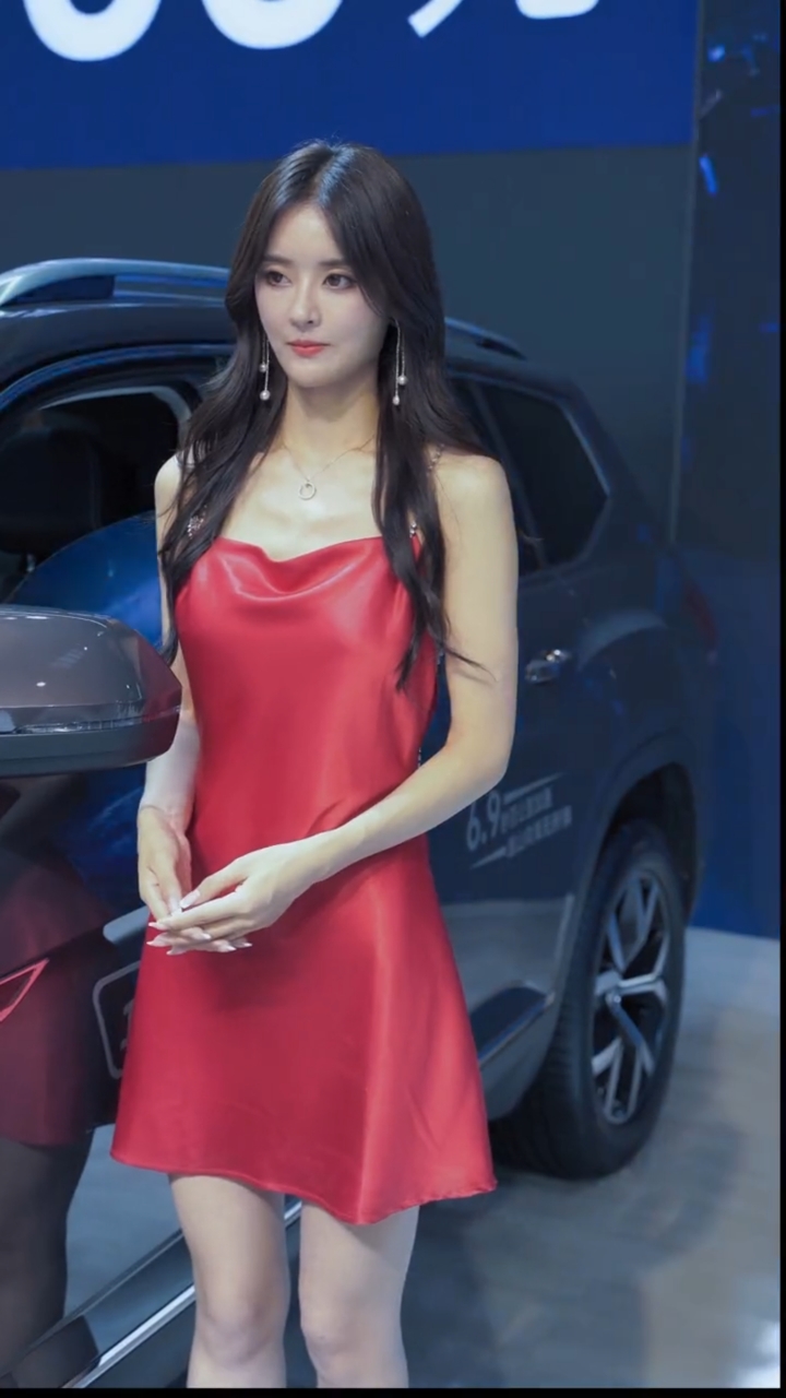 小姐姐#可爱腼腆的五月被人撩了美女车模