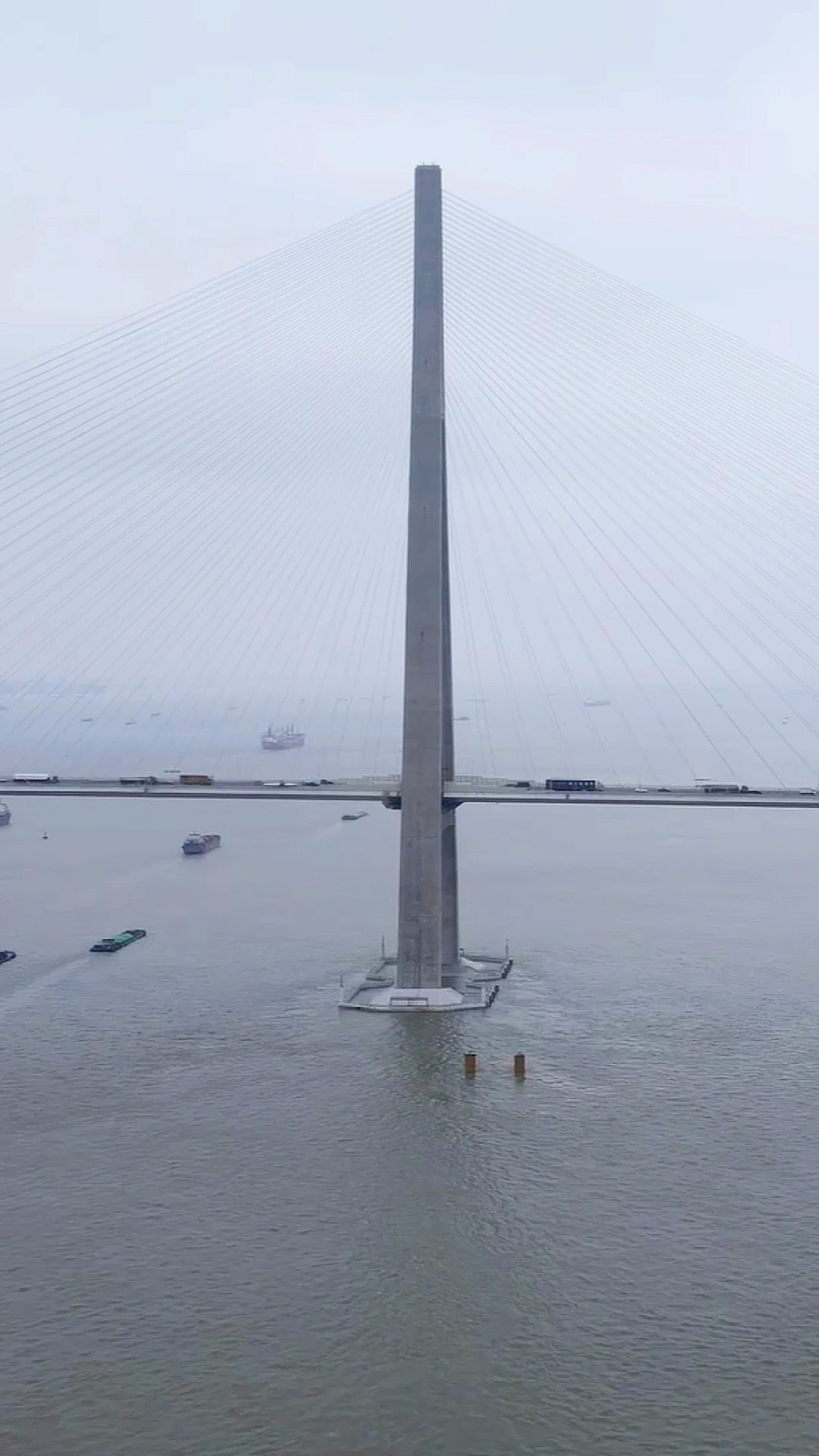 航拍苏通长江公路大桥目前是世界第二跨度斜拉索桥主桥跨度达到了1088