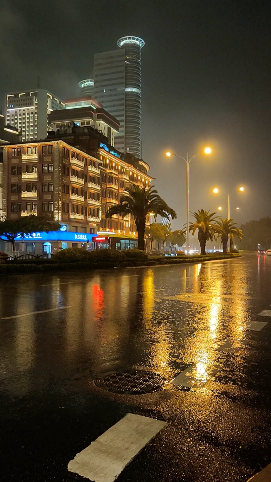 童年的雨天最是泥泞,却又是记忆里最干净