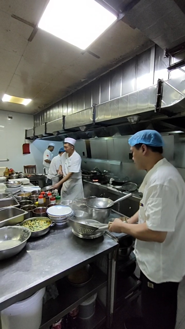 监控拍下最真实的后厨